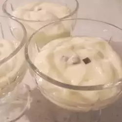 Zelfgemaakte vanillecreme met chocoladesnippers