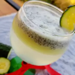 Detox water met komkommer, chia en citroen