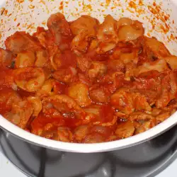 Kippenmaagjes met ui en tomaten