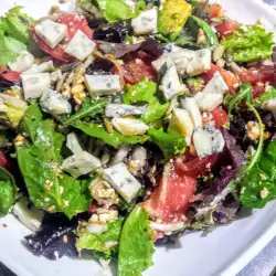 Groene salade met gorgonzola en spinazie