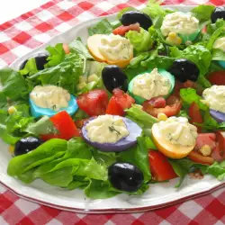 Frisse salade met gekleurde gevulde eieren