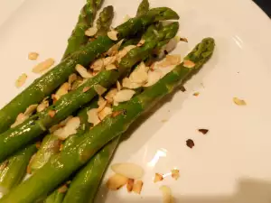 Gegrilde asperges met gesneden amandelen