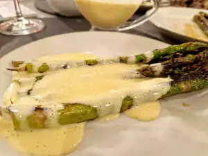 Groene asperges met hollandaisesaus