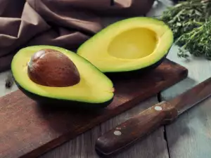 Hoe bewaar je hele en gesneden avocados?