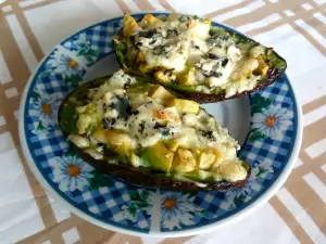 Gebakken avocado met blauwaderkaas