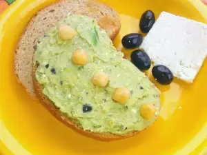 Kikkererwten spread met avocado, witte kaas en olijven