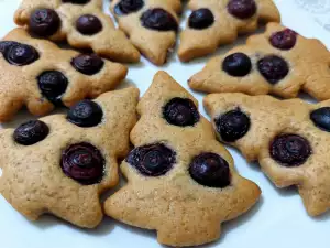 Amandelkoekjes met bosbessen in de vorm van een kerstboom