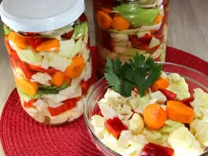 Snelle koninklijke salade van ingemaakte groenten
