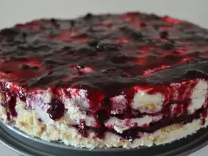 Koekjestaart met mascarpone en bosbessenjam