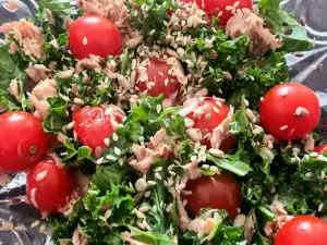 Salade met tonijn en kerstomaat