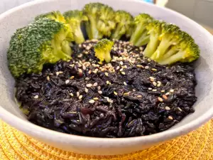 Zwarte rijst in Aziatische stijl met broccoli