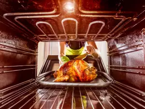 Hoe maak ik de oven goed schoon?