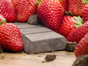Hoe maak je met chocolade bedekte aardbeien?