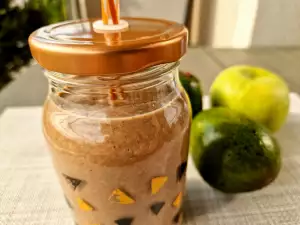 Cacao smoothie met avocado, banaan en appel