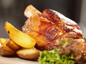 Varkens ijsbeen ham met aardappels uit de oven