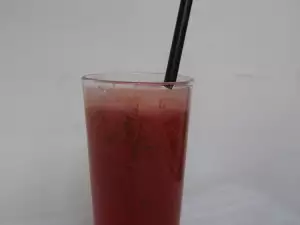 Zelfgemaakte limonade met aardbeien