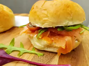 Zelfgemaakte koude sandwiches met zalm