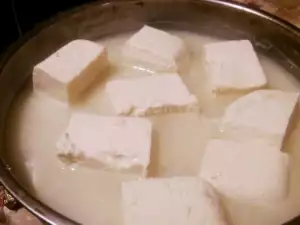 Zelfgemaakte feta kaas met gist