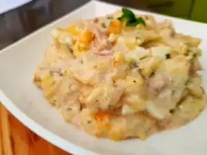 Eiersalade met aardappelen en mayonaise