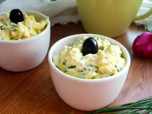 Eiersalade met witte kaas en mayonaise