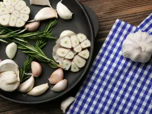 Hoe schil je snel knoflook?