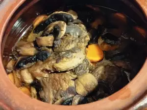 Wildzwijnfilets uit een clay pot
