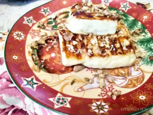 Cypriotische halloumi met honing en walnoten