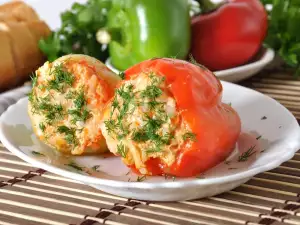 Hoe lang wordt gevulde paprika gebakken?