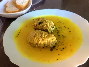 Traditionele Spaanse soep met vlees kroketten