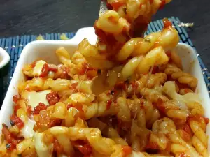 Gebakken gemelli pasta met rode pepersaus