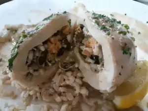 Gevulde calamari met rijst en zeevruchten