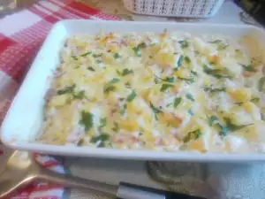 Aardappelschotel met spek en smeltkaas