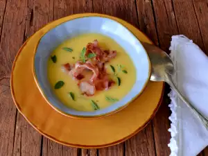 Lichte roomsoep met aardappelen en spek