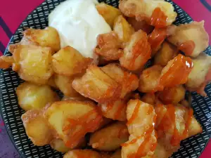 Patatas bravas in tempura
