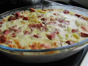 Aardappelen met gerookt vlees en roomsaus uit de oven