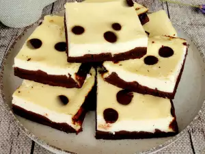 Keto cheesecake brownie met chocoladebodem