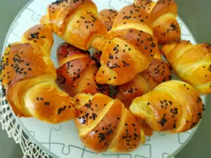 Croissants met geitenkaas en jam