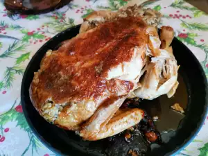 Gevulde kip in een multicooker voor kerst