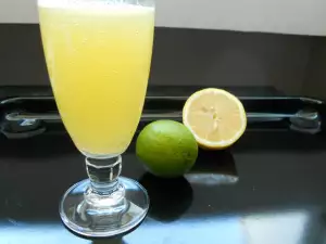 Limonade met sinaasappel, limoen en munt