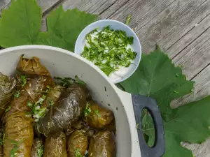 Smakelijke sarma met rijst - gevulde wijnbladeren