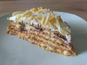 Medovik cake met bananen en bosbessenjam