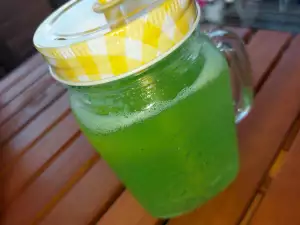 Zelfgemaakte limonade met munt en citroen