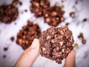 Kleine rijstballetjes met pindakaas en chocolade