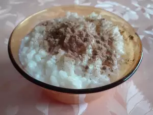 Rijstpudding met melk en kaneel