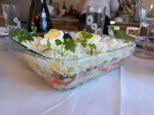 Gelaagde salade met gerookt vlees en champignons