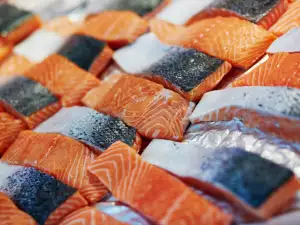 Hoe verwijder je de huid van een groot stuk zalm?