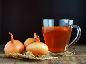 Hoe maak je een bouillon van uien?