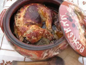 Gevuld geroosterd konijn in een aardewerk pot