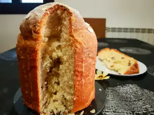 Panettone met dadels en amandelen
