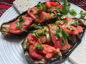 Auberginebootjes met tomaat en champignons